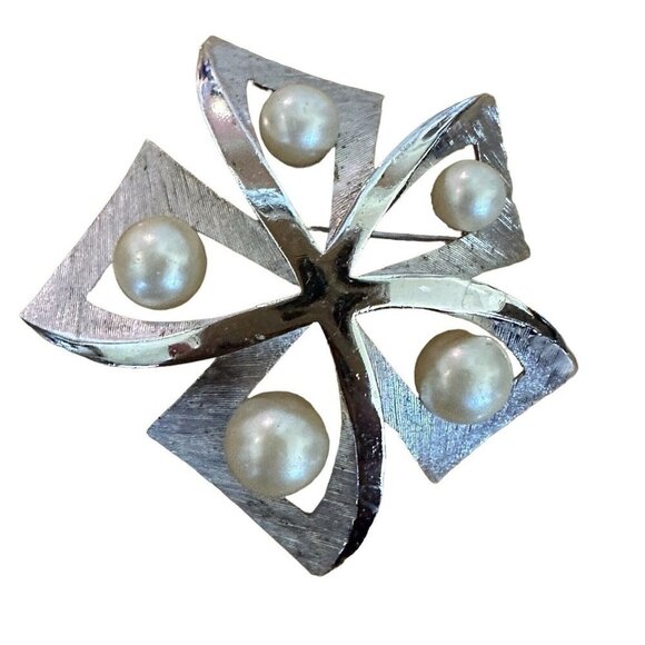 VTG Crown Trifari Brooch Pin 1 5/8" Windmill Faux Pearls‎ Silver Tone Signed MCM - Picture 1 of 5